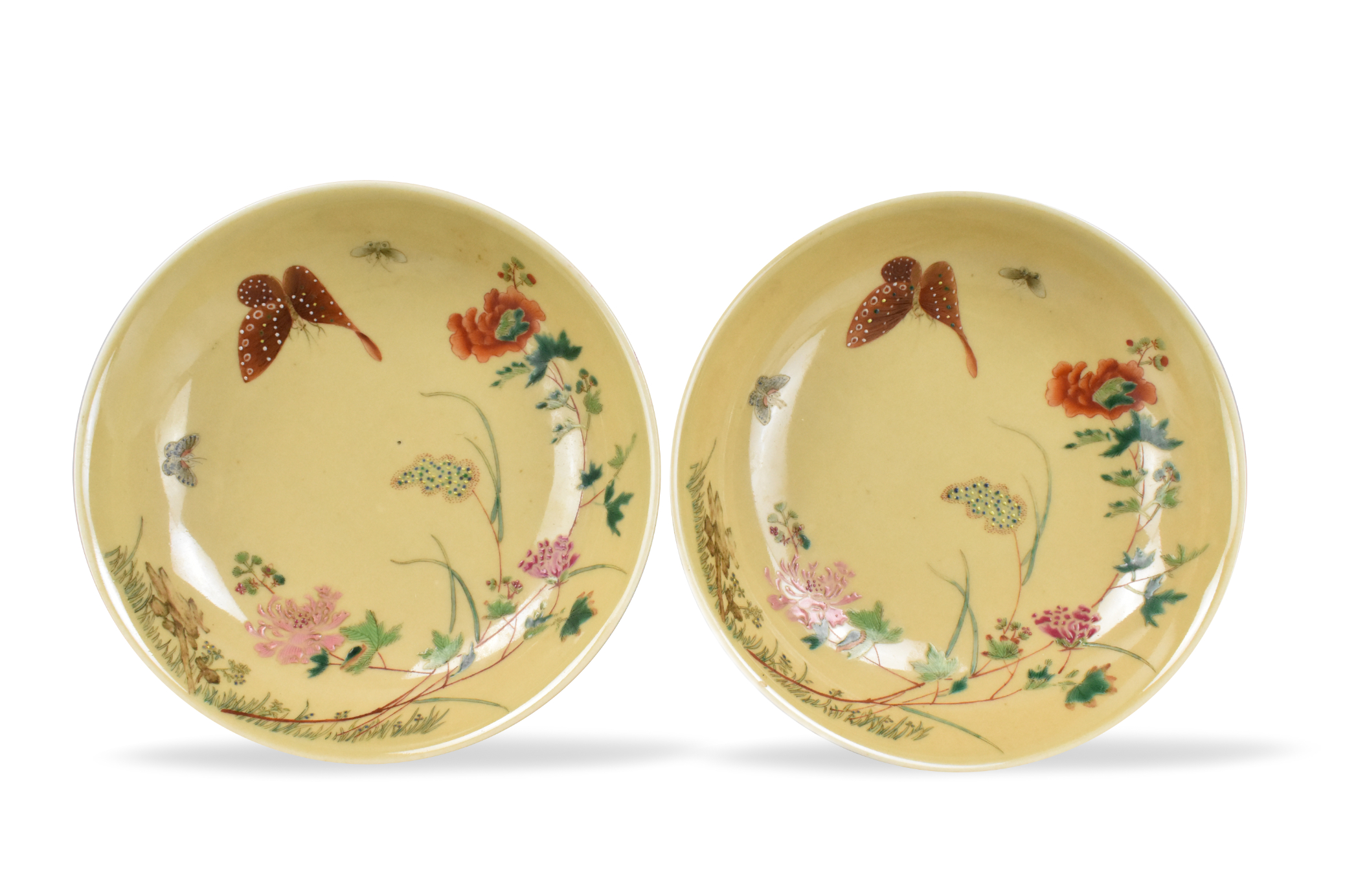 PAIR OF CHINESE YELLOW GROUND FAMILLE 33a1a0