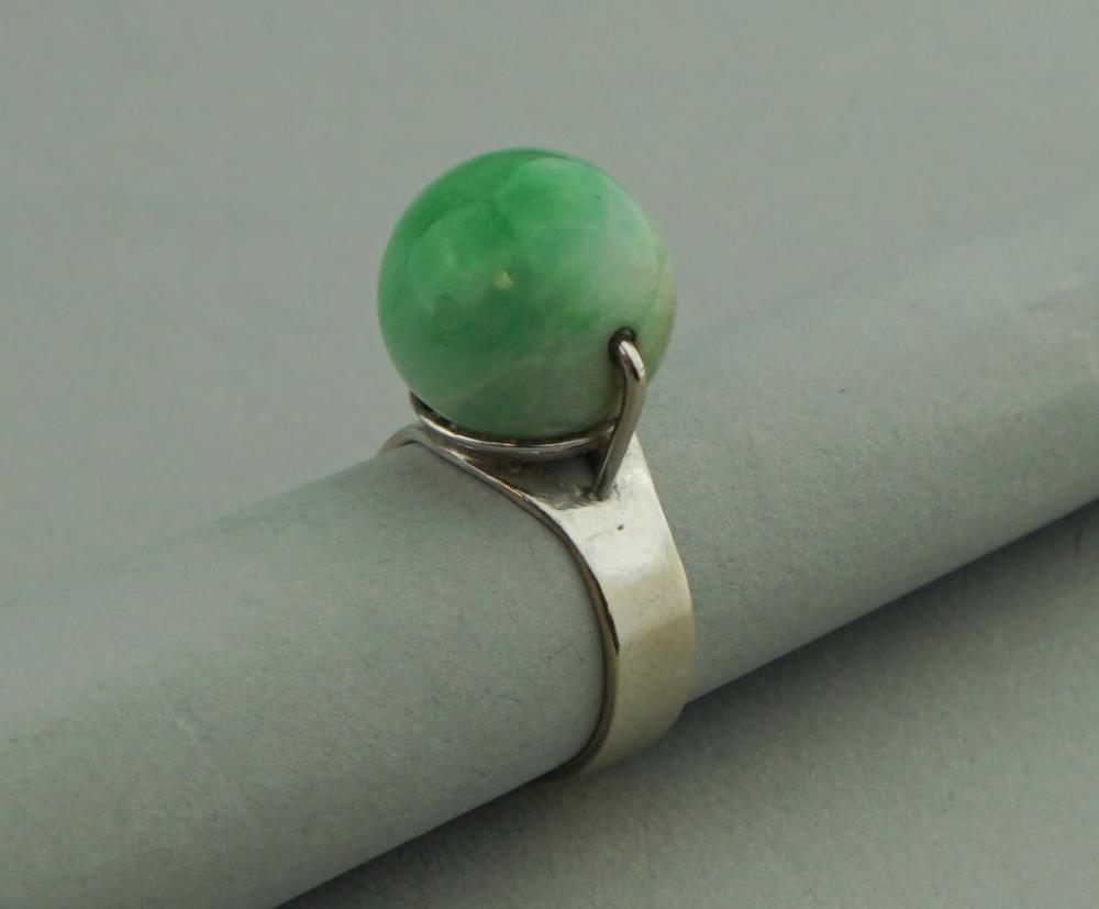 JADE AND 18K WHITE GOLD RINGJADE AND