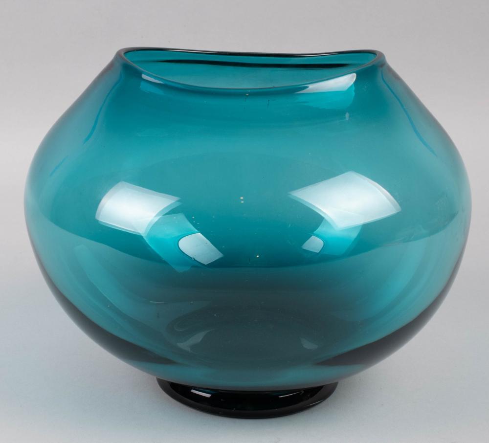 STUDIO ART BLOWN GLASS BLUE VASE