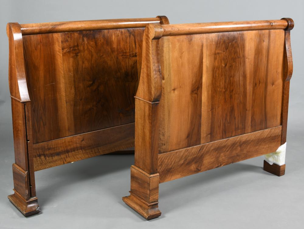 LOUIS-PHILIPPE WALNUT LIT DE REPOS,