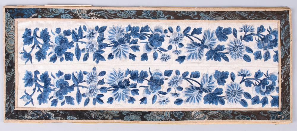 PAIR OF CHINESE SILK EMBROIDERED 33cf74