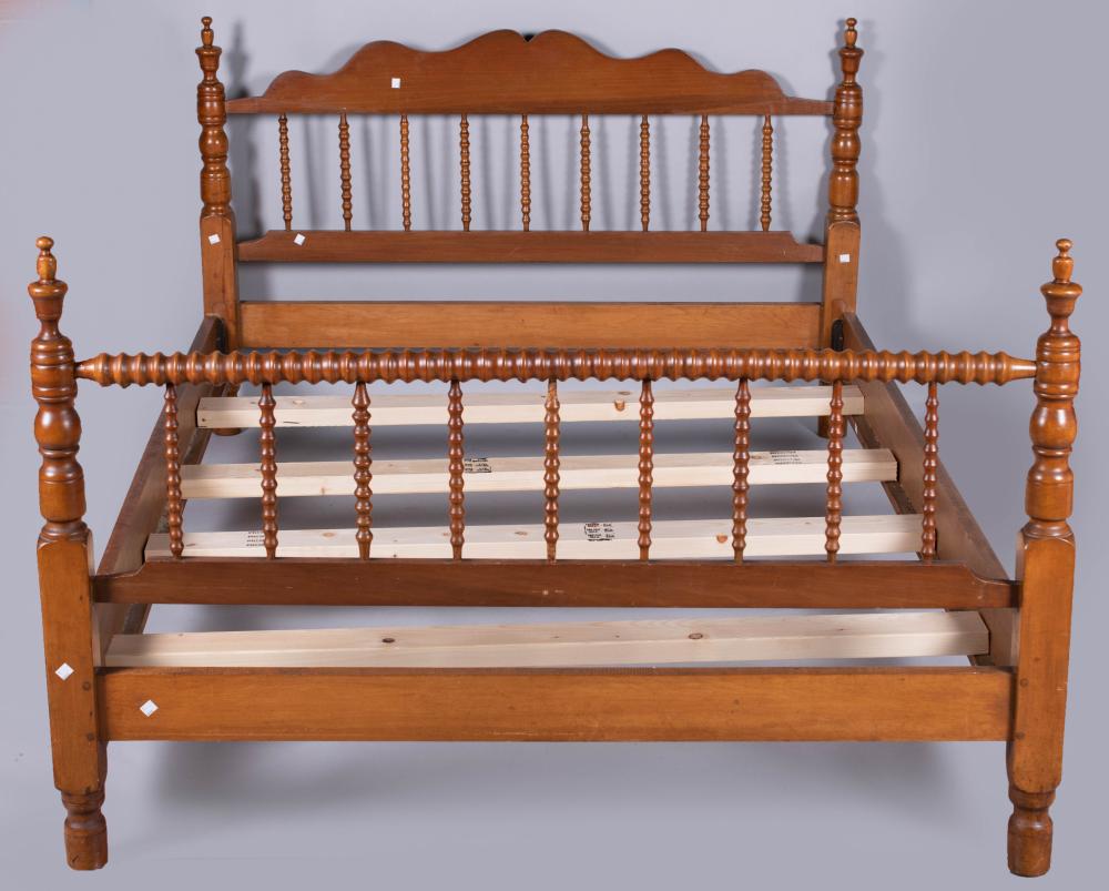 VICTORIAN STYLE SPOOL TURNED BEDSTEAD  33d0a4