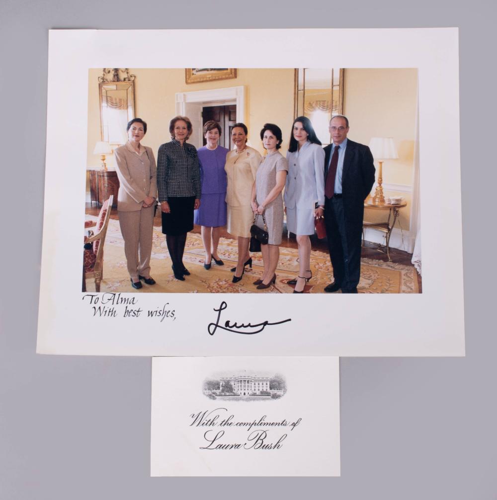 LAURA BUSH AUTOGRAPHED PHOTO WITH 33d197