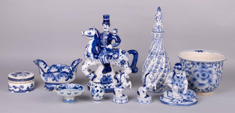 GROUP OF BLUE AND WHITE CERAMIC PIECESGROUP