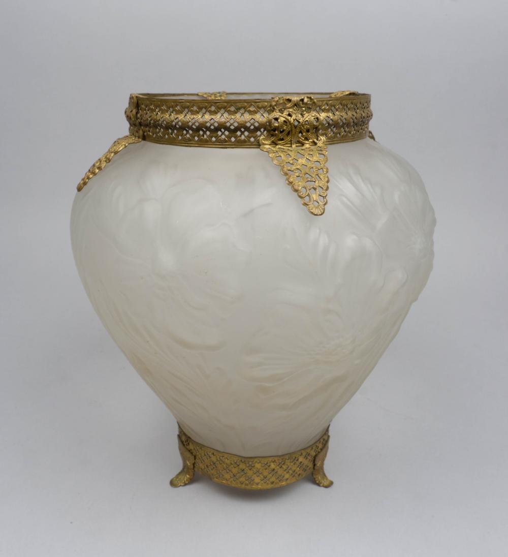 FROSTED GLASS VASE WITH PIERCED 33d25c
