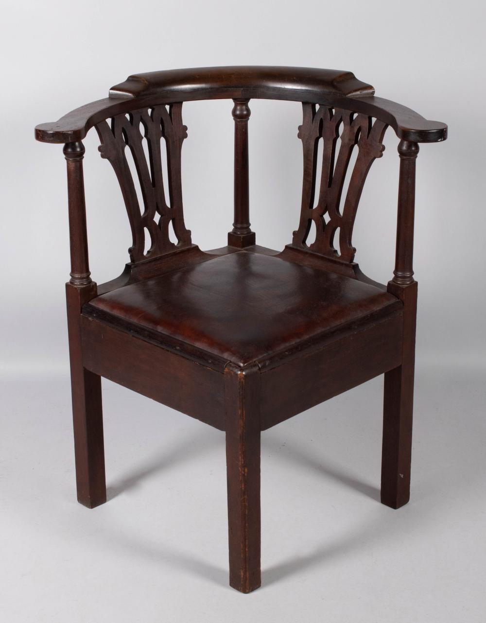 CHIPPENDALE MAHOGANY AND WALNUT 33d354