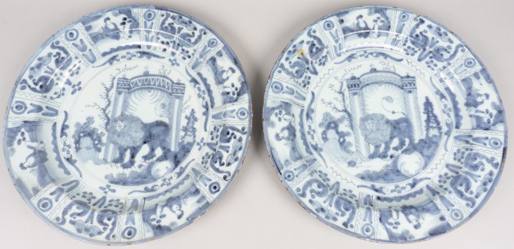 PAIR OF DELFT LION OF JUDAH CHARGERS  33d39e