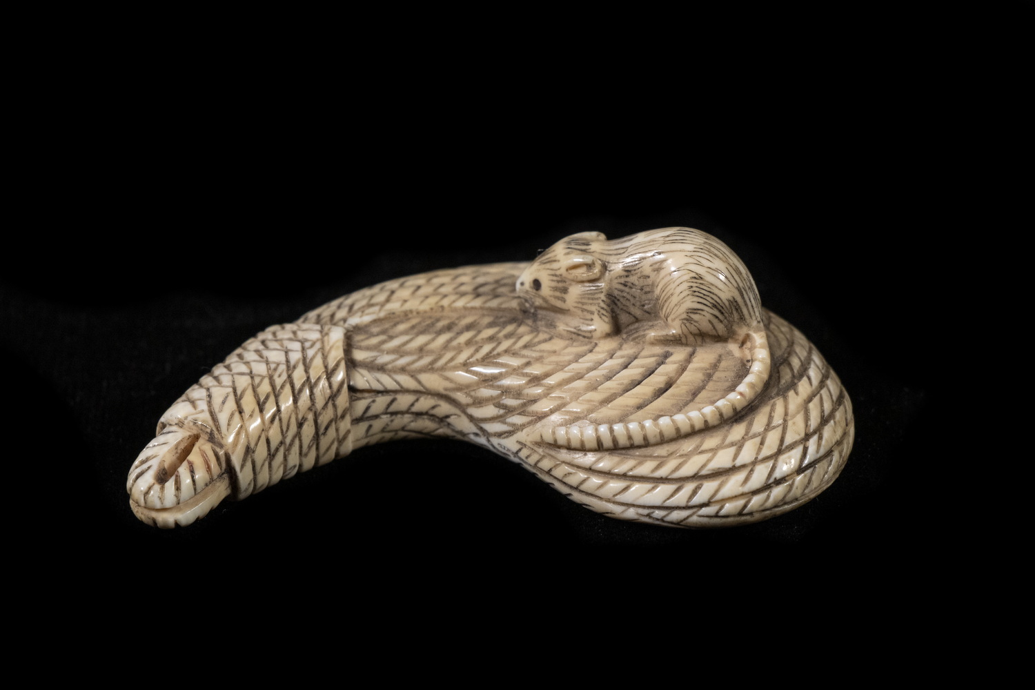 19TH C JAPANESE IVORY NETSUKE 33d747