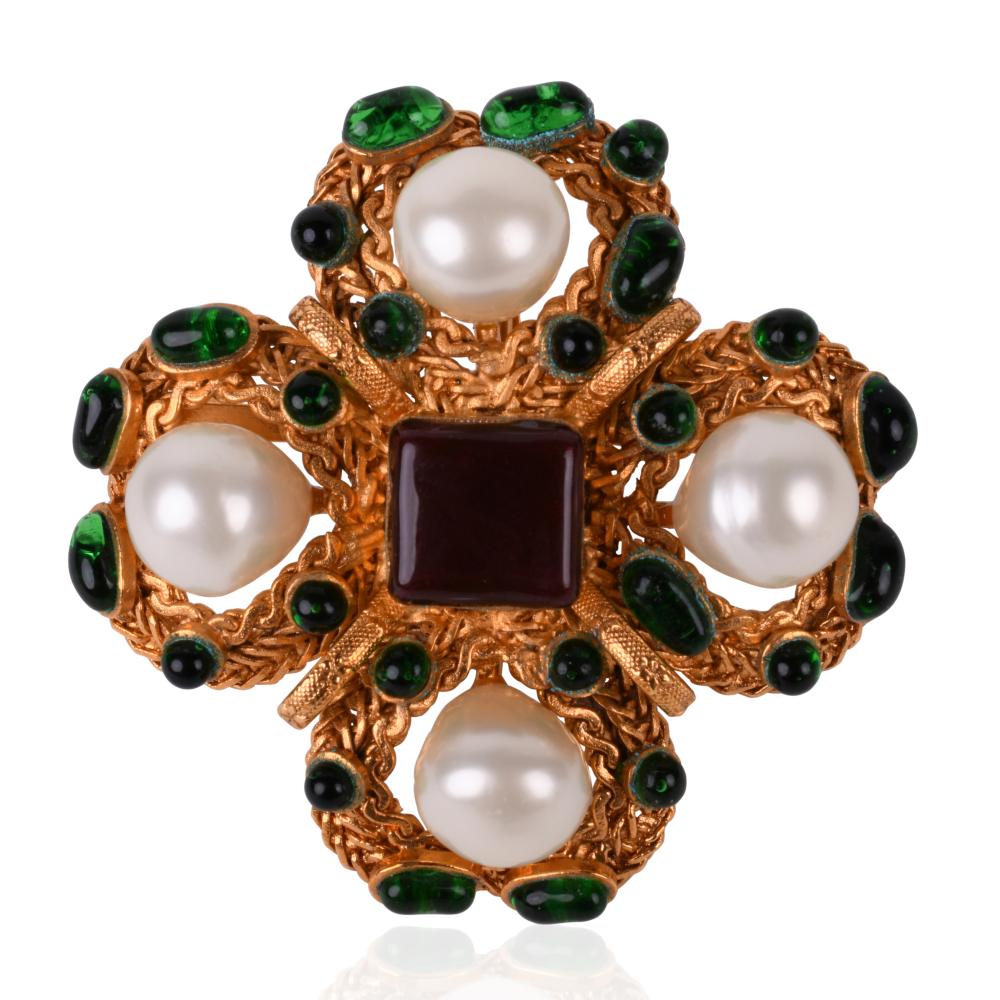 CHANEL FAUX PEARL AND EMERALD BROOCH  33d7e1