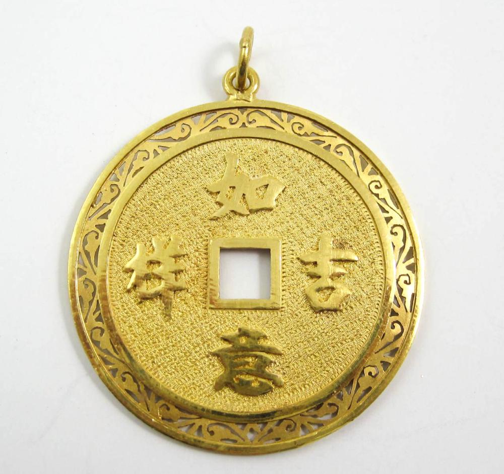 ROUND GOLD PENDANT, PATTERNED AFTER