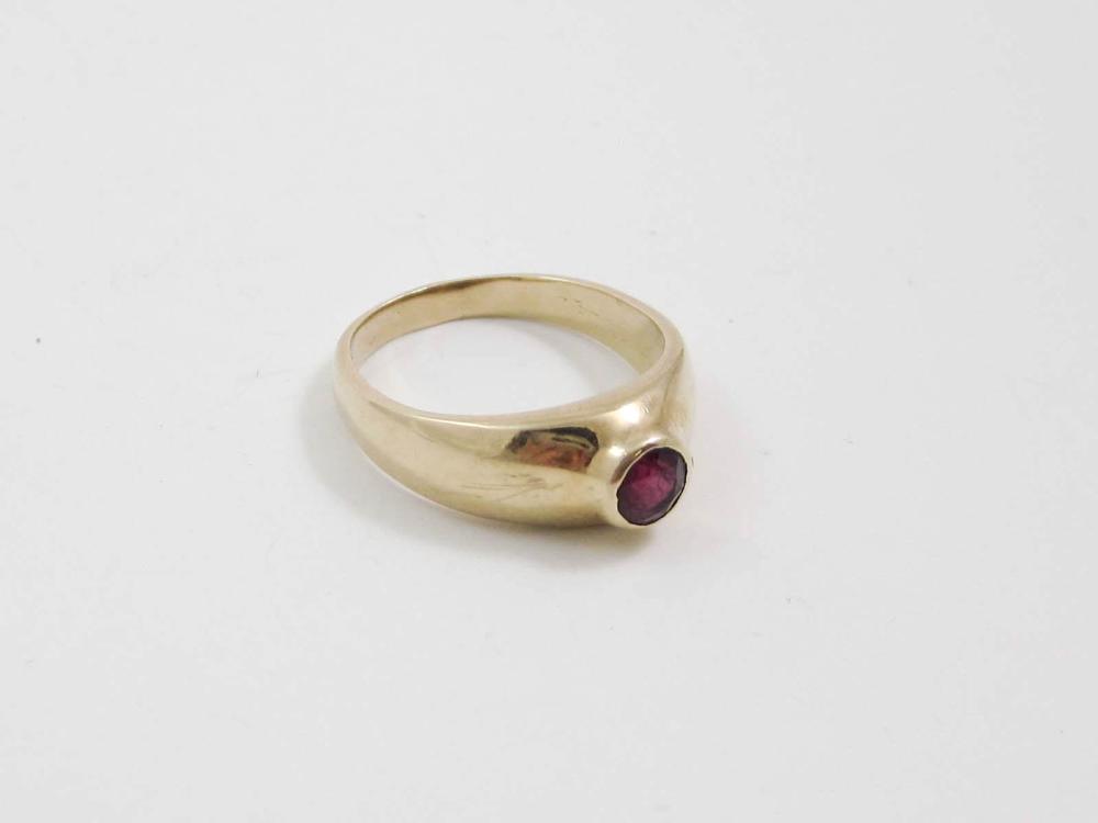 RUBY AND FOURTEEN KARAT GOLD SOLITAIRE 33df17