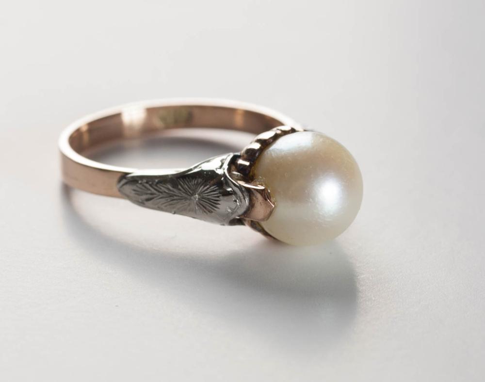 PEARL AND EIGHTEEN KARAT GOLD RING.