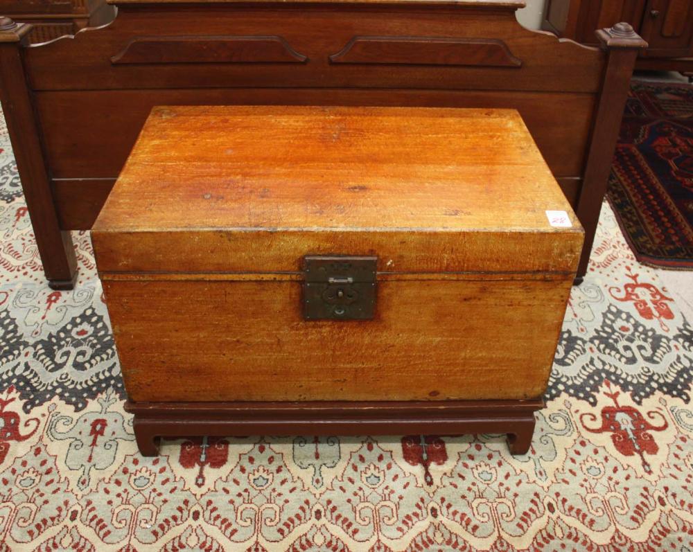 CHINESE LIFT TOP STORAGE CHEST 33df71