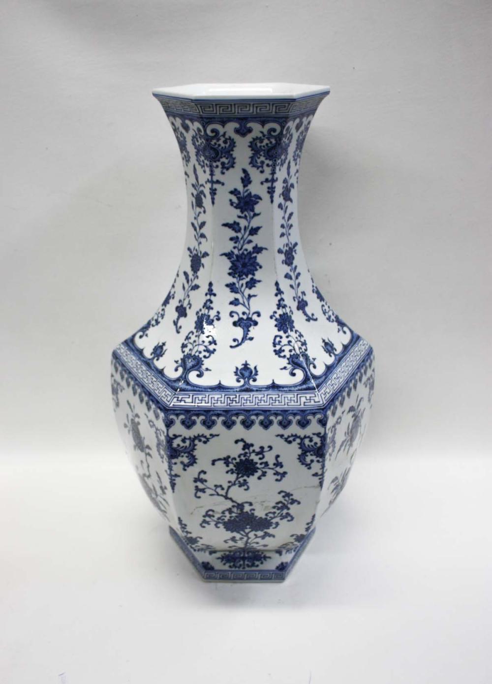 CHINESE BLUE AND WHITE PORCELAIN 33e004
