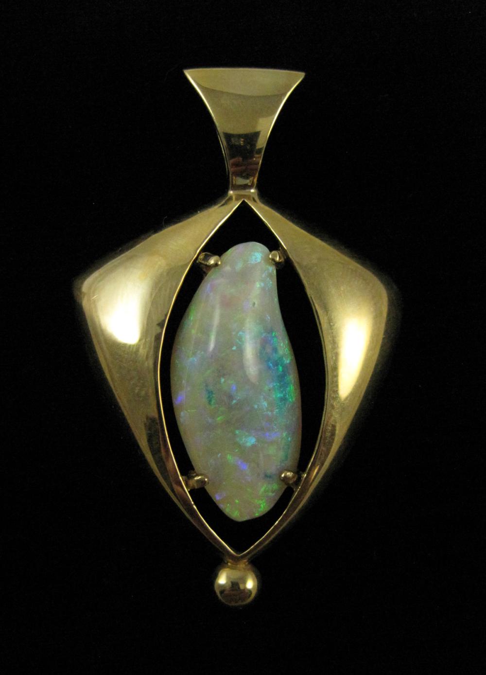 LARGE OPAL AND FOURTEEN KARAT GOLD 33e091