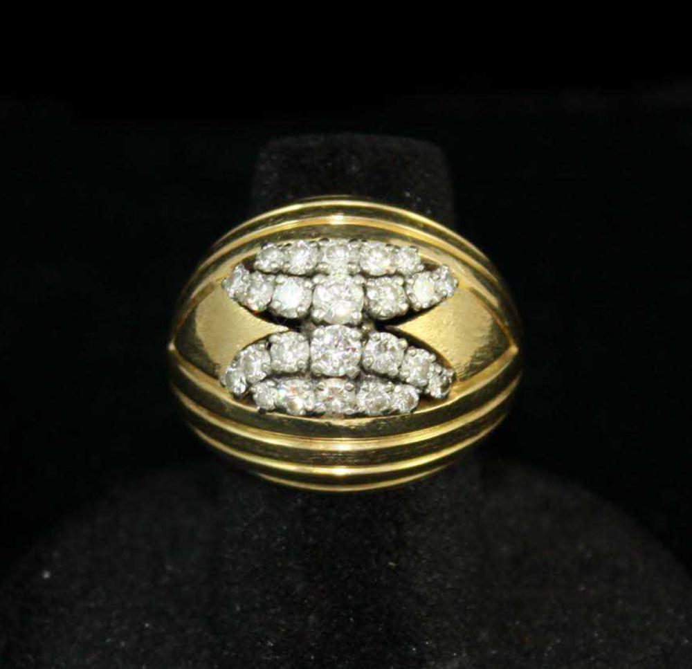 DIAMOND AND EIGHTEEN KARAT GOLD RING.