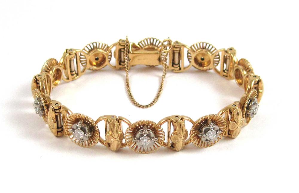 DIAMOND AND EIGHTEEN KARAT GOLD BRACELET.