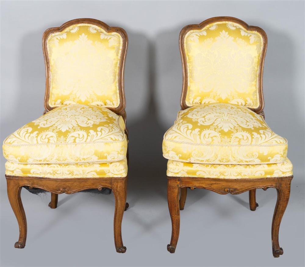 PAIR OF LOUIS XV WALNUT CHAISESPAIR 33bc99