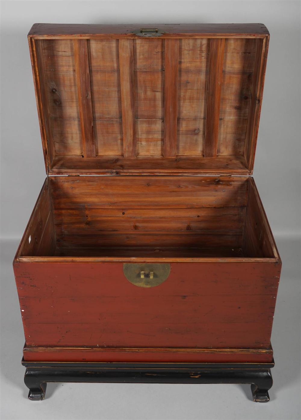 CHINESE SCARLET LACQUERED CHEST 33bdb2