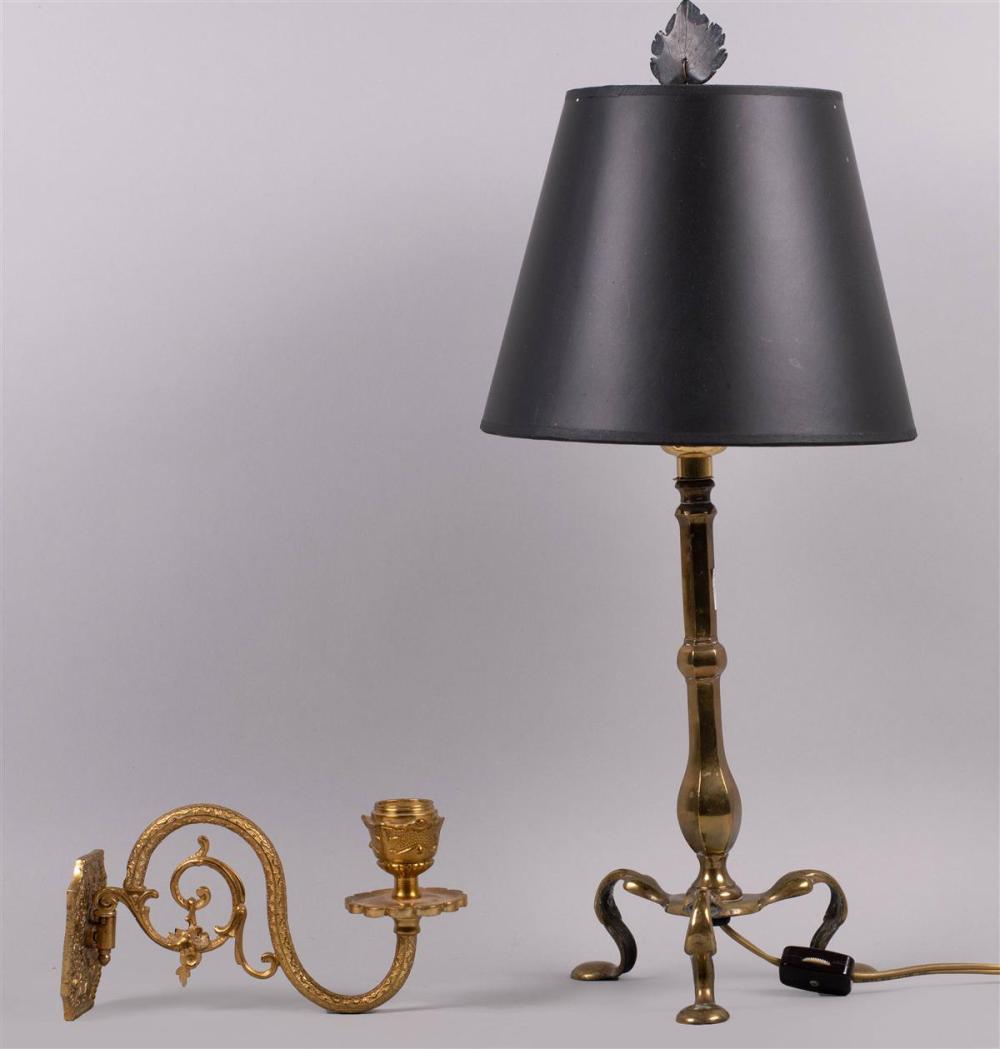 SMALL TRIPOD BRASS TABLE LAMP AND 33beca