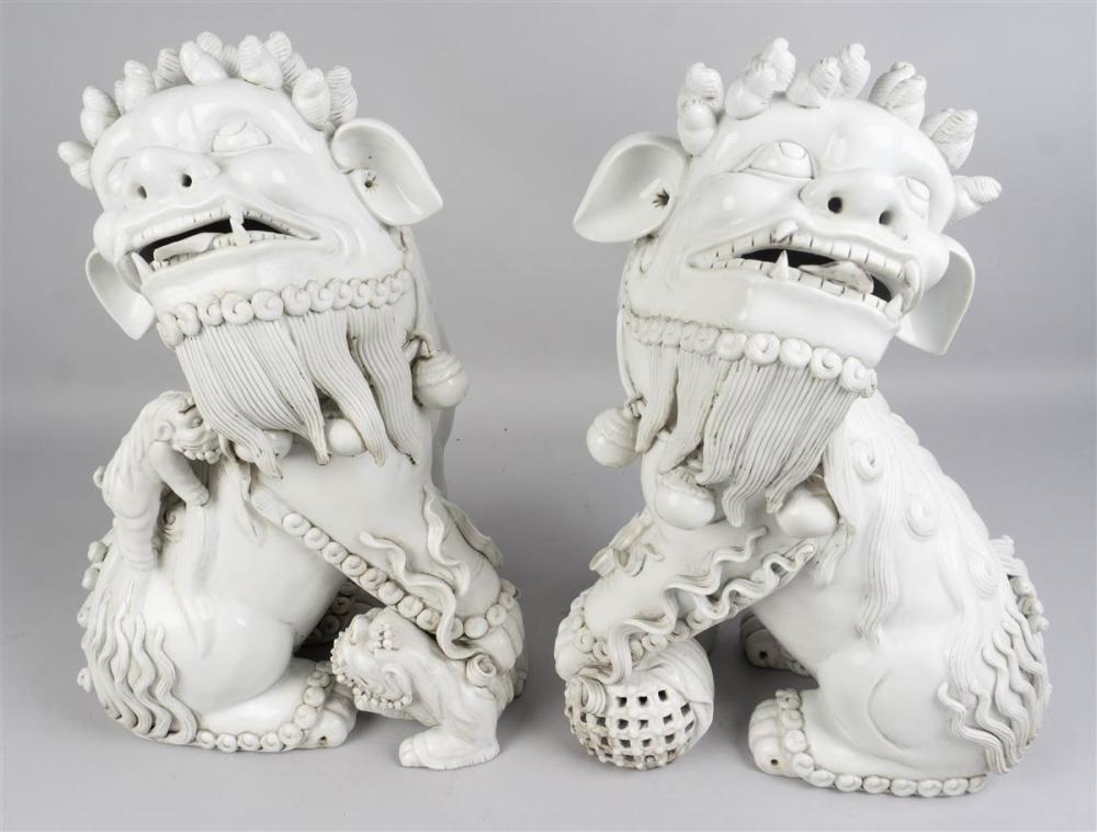 PAIR OF WHITE CERAMIC BUDDHISTIC 33c14f