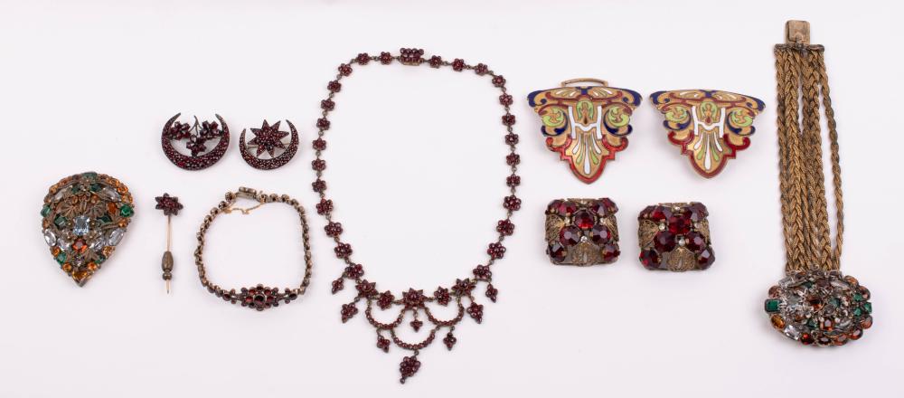 GROUP OF COSTUME JEWELRY AND OTHER 33c869