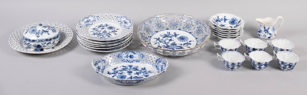 COLLECTION OF MEISSEN BLUE ONION  33c8fb