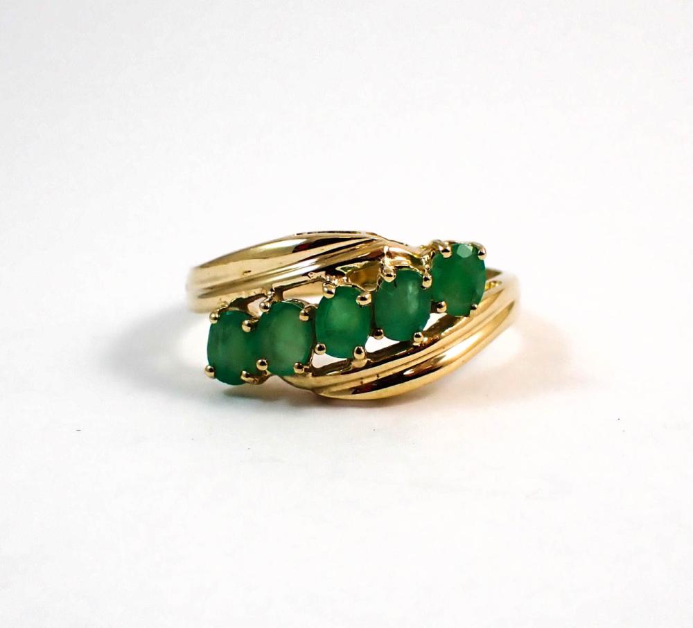 GREEN EMERALD AND YELLOW GOLD RING  33f14e
