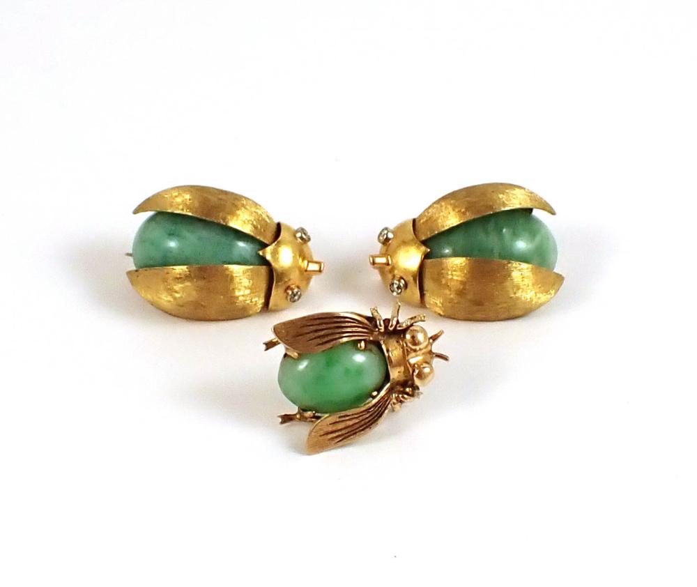 THREE JADE AND YELLOW GOLD ARTICLES 33f261