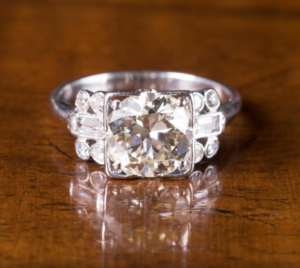 ESTATE DIAMOND AND PLATINUM RING,