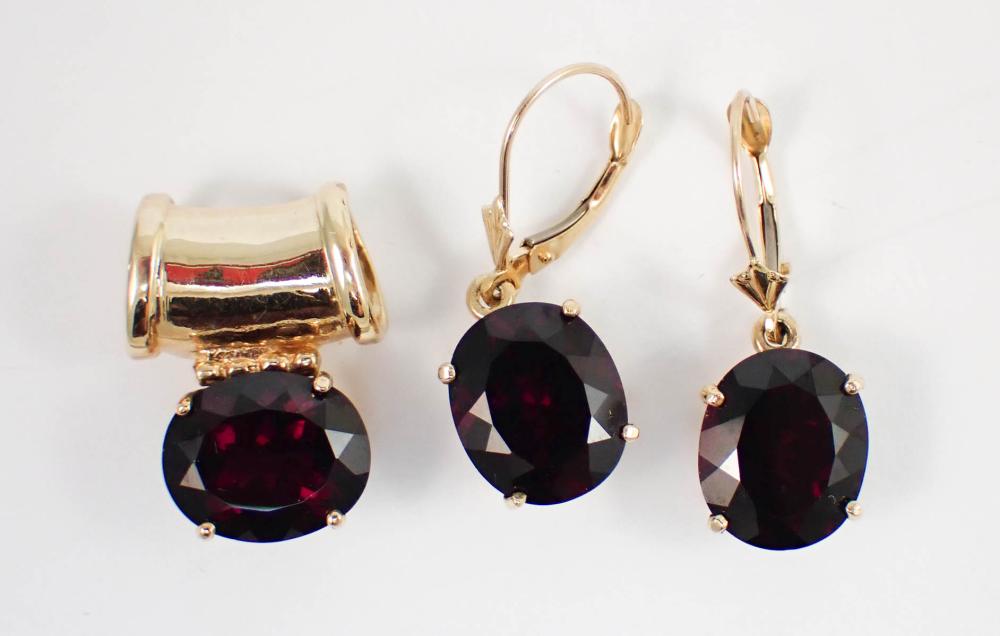 THREE ARTICLES OF GARNET JEWELRY  33f2c4