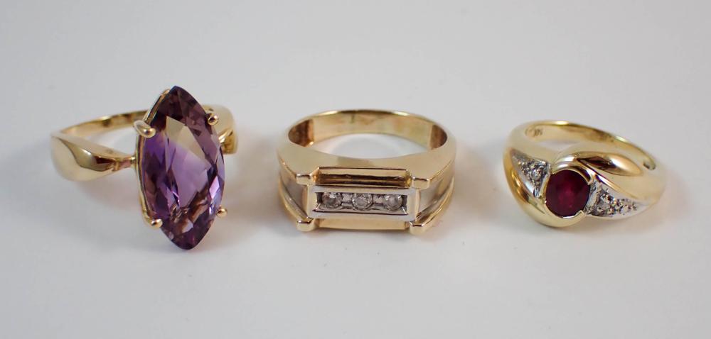 COLLECTION OF THREE YELLOW GOLD 33f2ed