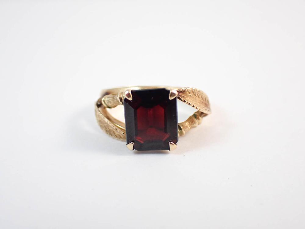 GARNET AND EIGHTEEN KARAT GOLD 33f2e9