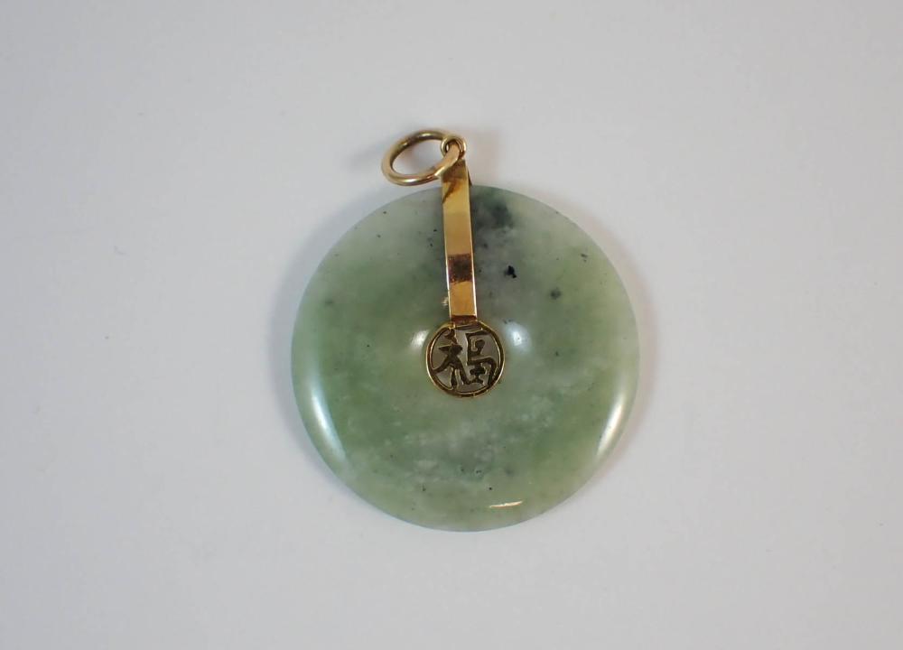 JADE AND FOURTEEN KARAT GOLD PENDANT  33f2fe