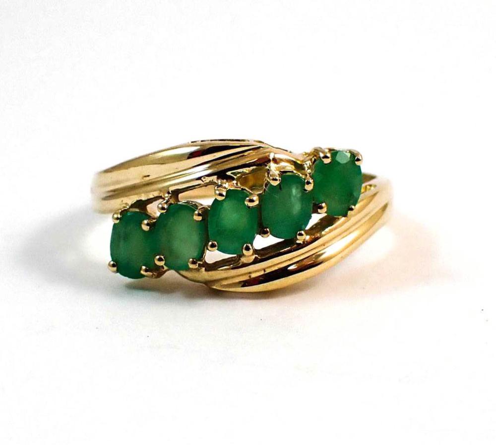 GREEN EMERALD AND YELLOW GOLD RING.