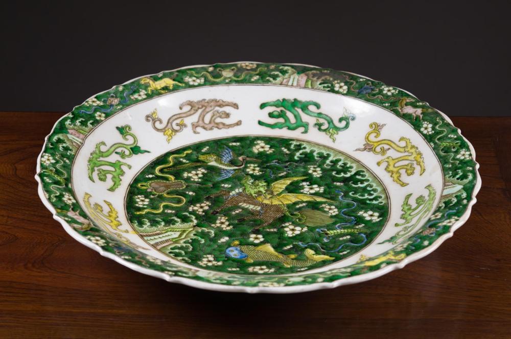 CHINESE WUCAI PORCELAIN CHARGER,