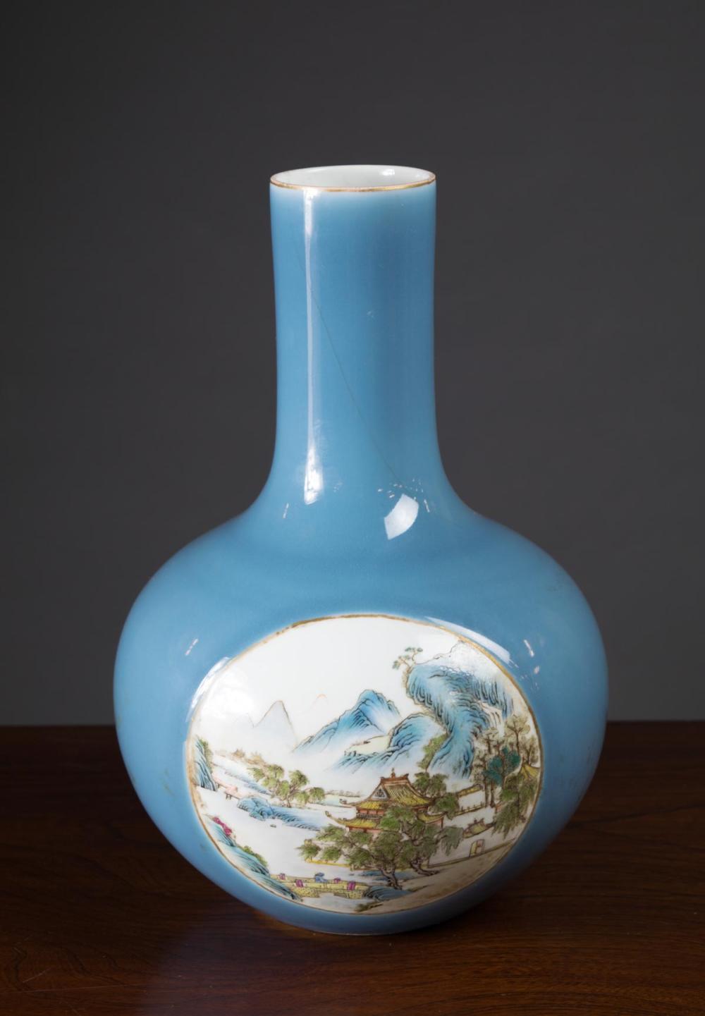 CHINESE PORCELAIN VASE, OF BOTTLE