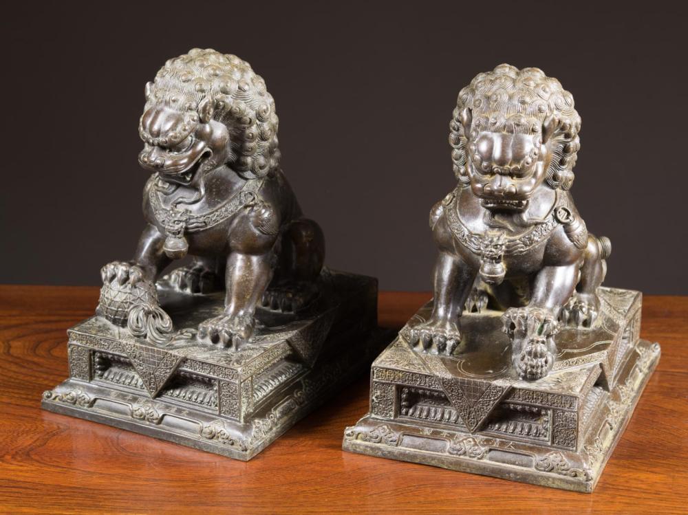 PAIR OF CHINESE BRONZE FOO LIONS  33f3e8