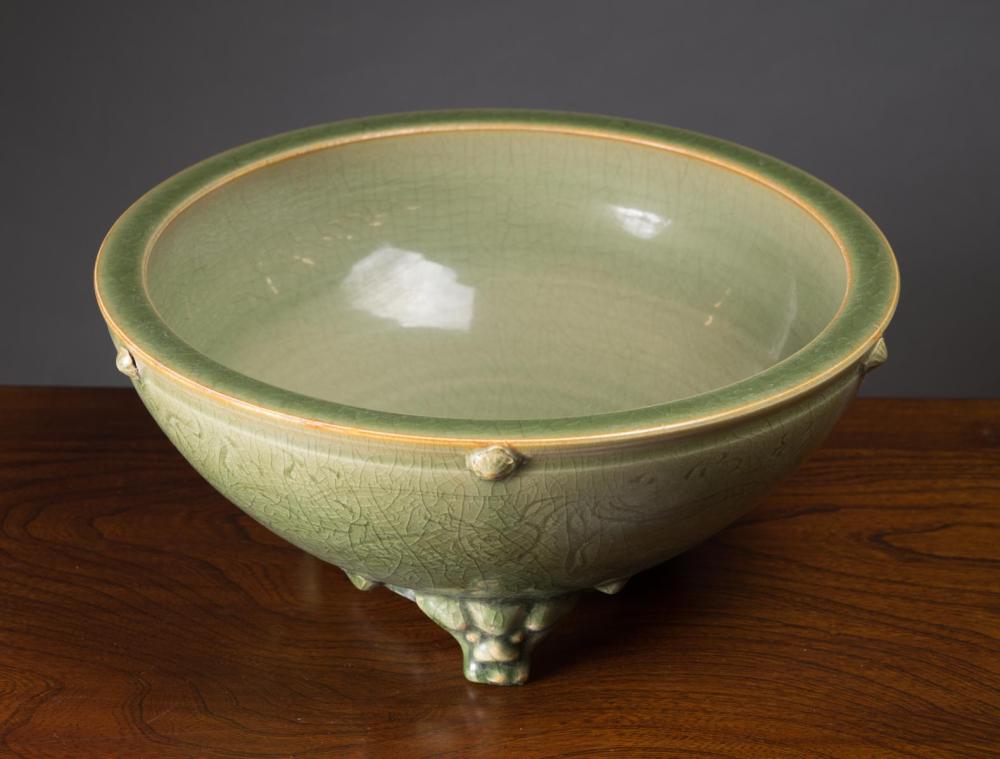 CHINESE YAOZHOU WARE TRI-FOOTED