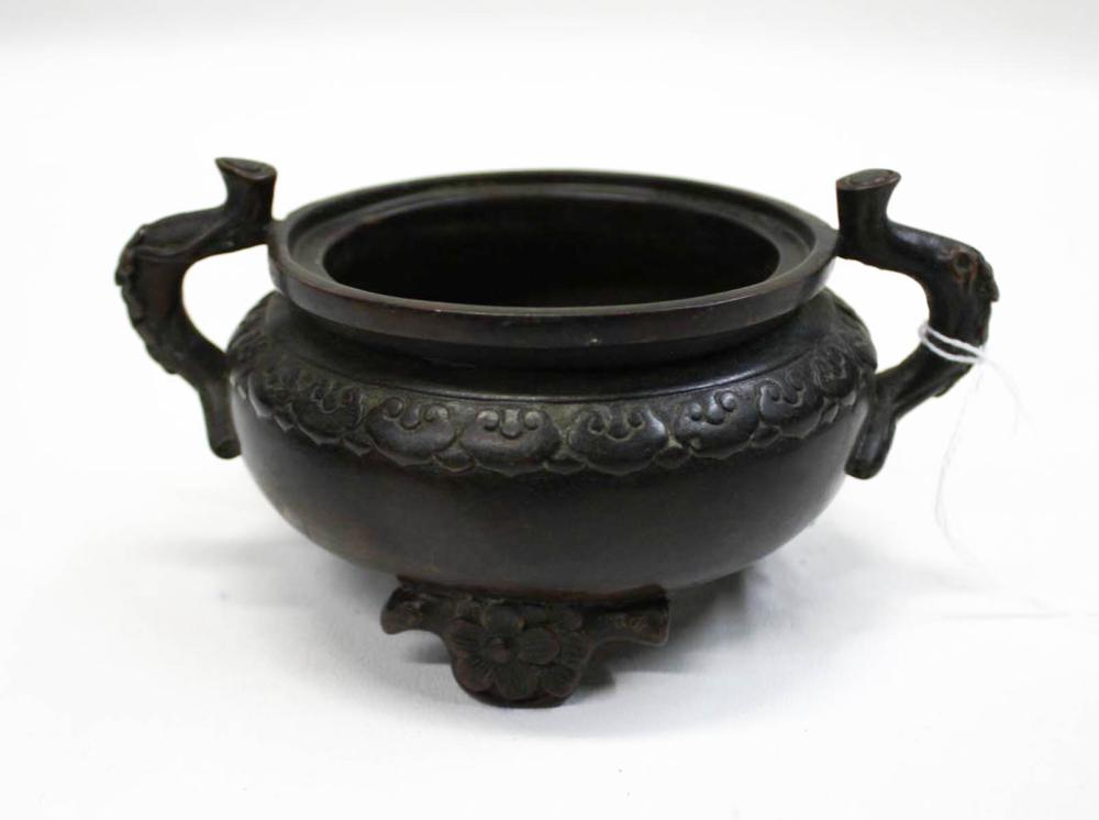 CHINESE BRONZE CENSER TRI FOOTED 33f414