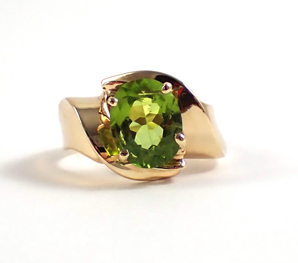 PERIDOT AND YELLOW GOLD SOLITAIRE 33f496