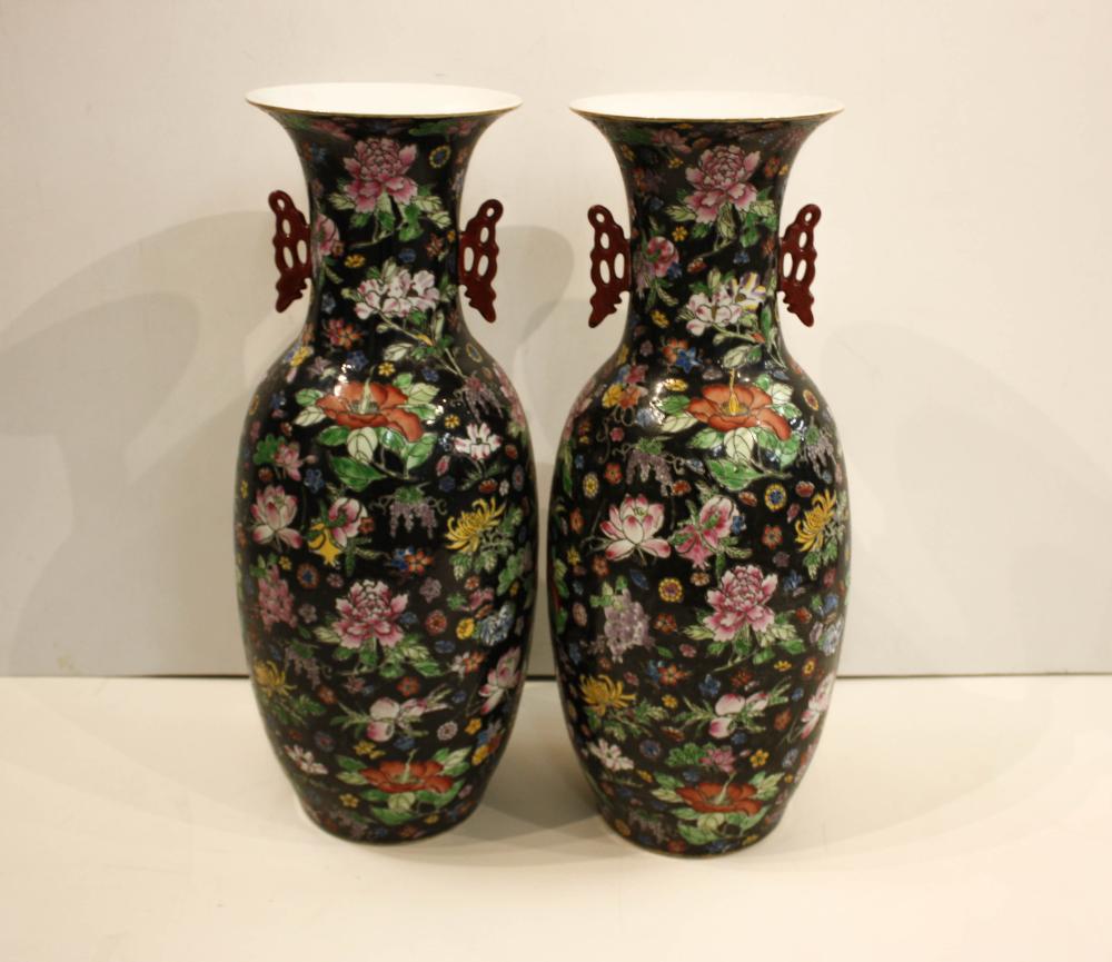 PAIR OF CHINESE FAMILLE NOIRE PORCELAIN
