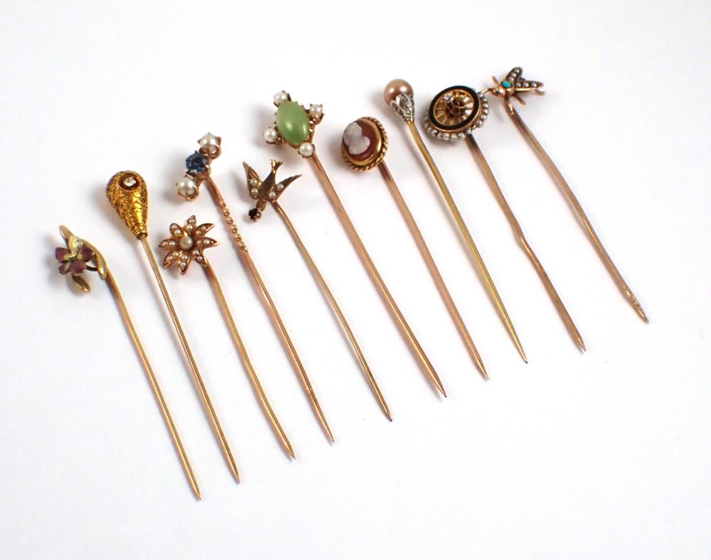 TEN VINTAGE YELLOW GOLD STICK PINS  33f608