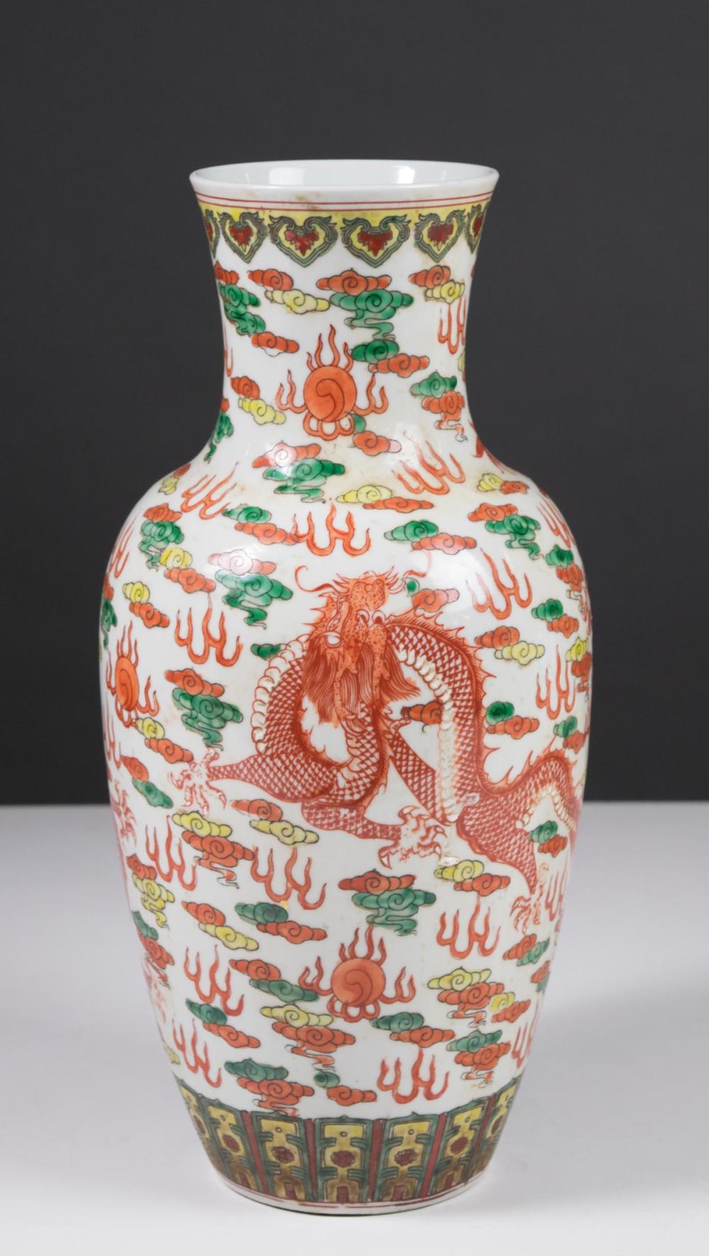 CHINESE WUCAI PORCELAIN VASE, HAND PAINTED