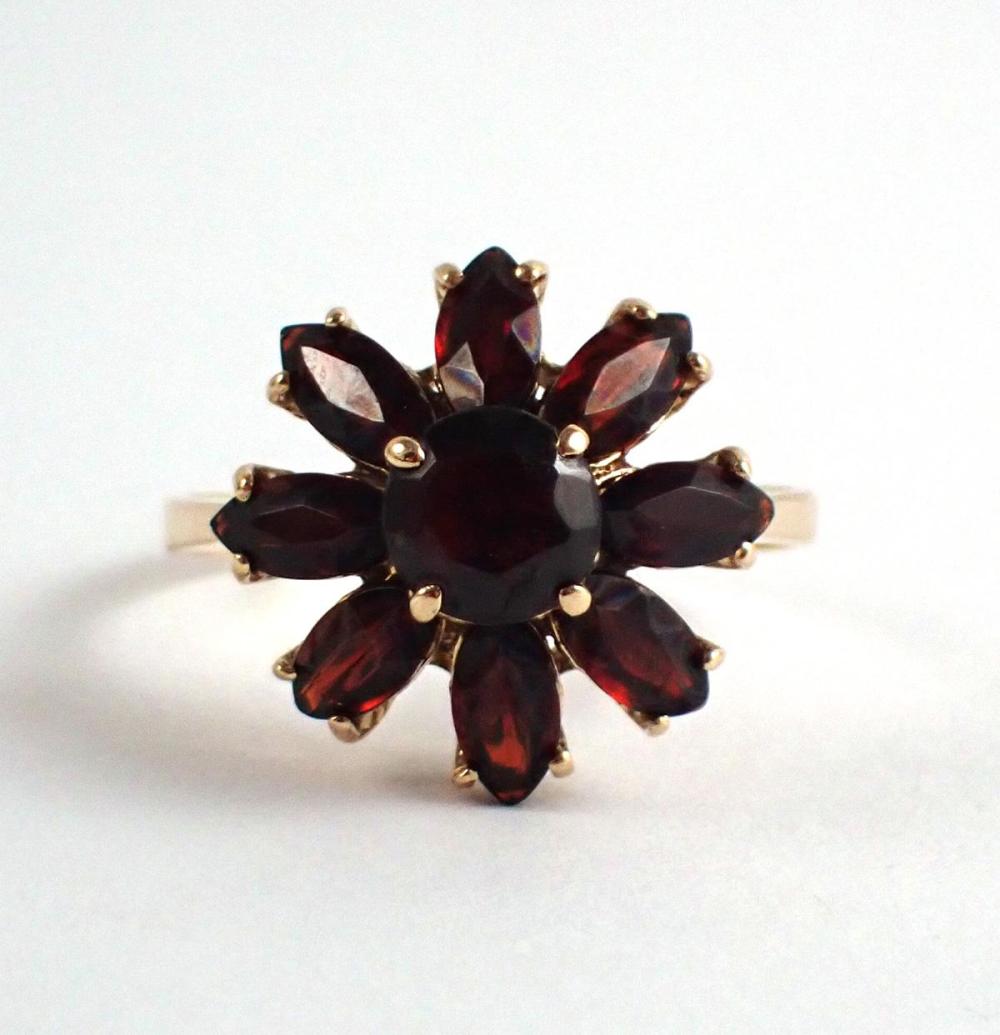 ITALIAN MADE GARNET AND EIGHTEEN 33f7e8