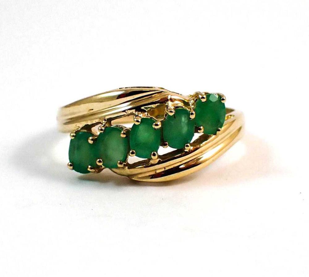 GREEN EMERALD AND YELLOW GOLD RING  33f805
