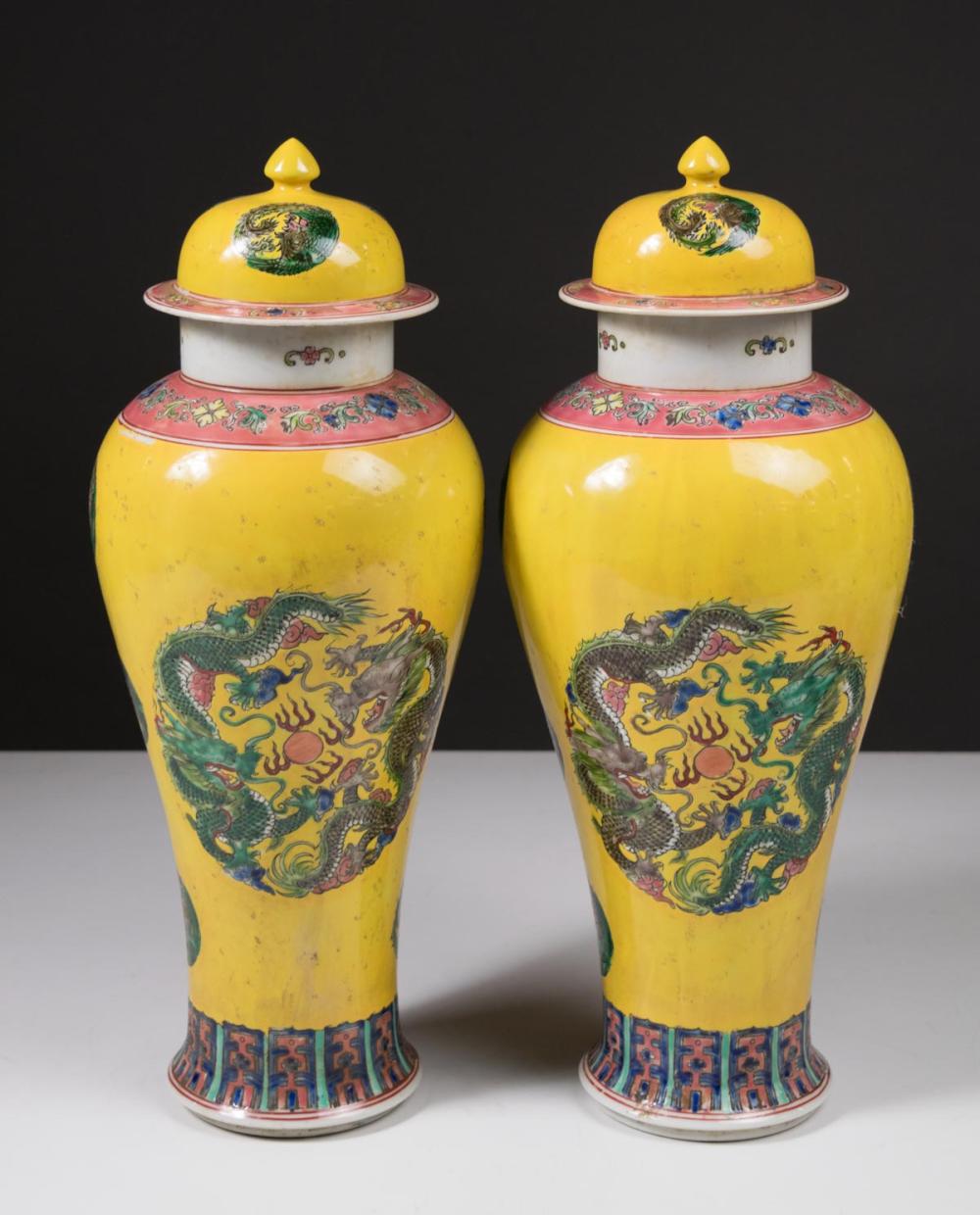 PAIR OF CHINESE PORCELAIN LIDDED 33f825