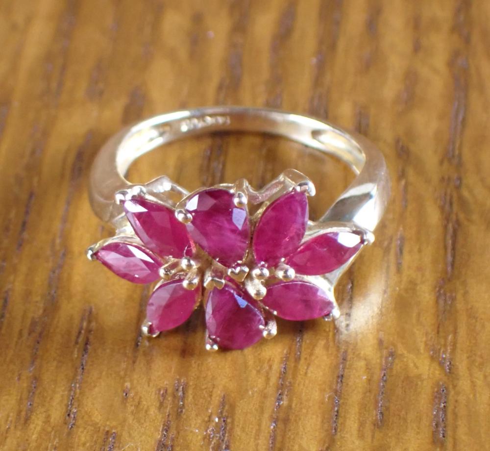 RUBY AND FOURTEEN KARAT GOLD RINGRUBY 33f90d