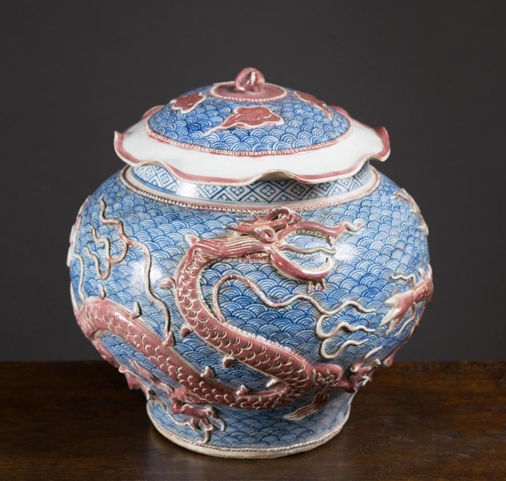 LARGE CHINESE PORCELAIN LIDDED JAR,