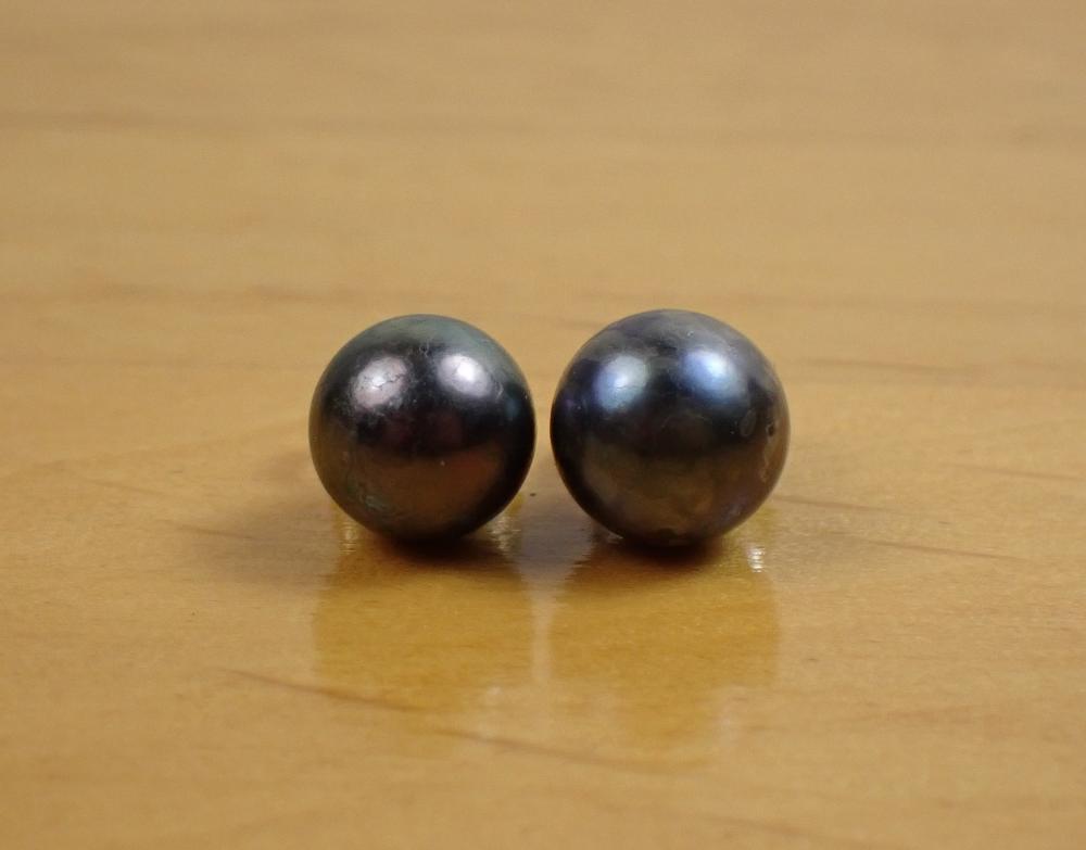PAIR OF BLACK PEARL AND FOURTEEN
